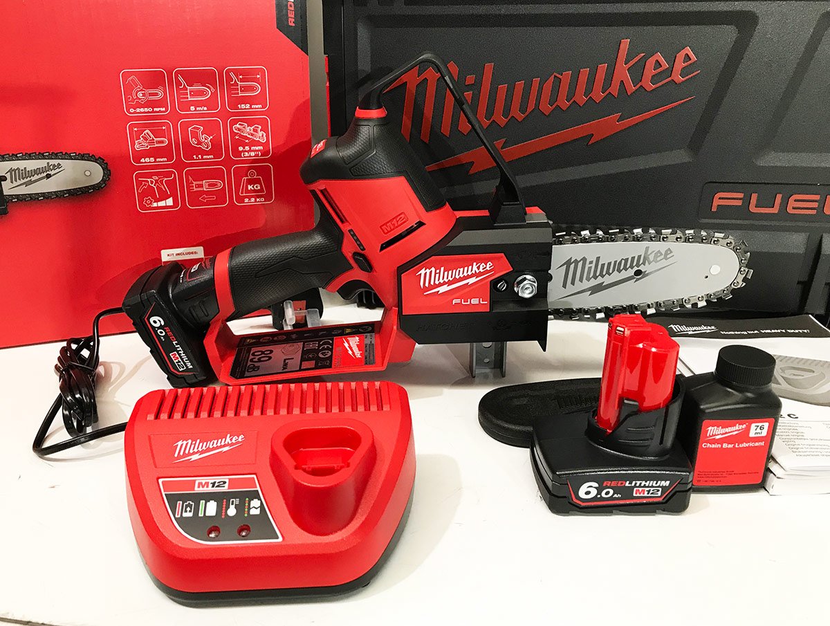 Milwaukee M12 FUEL™ HATCHET™ Pruning 